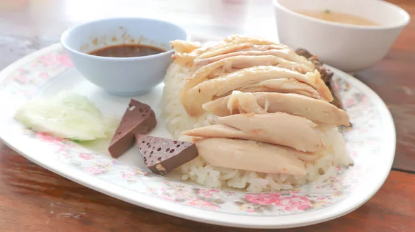 Nasi diatapi dengan nasi ayam atau ayam — Stok Foto