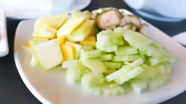 Szeletelt uborka és szeletelt mangó — Stock Fotó