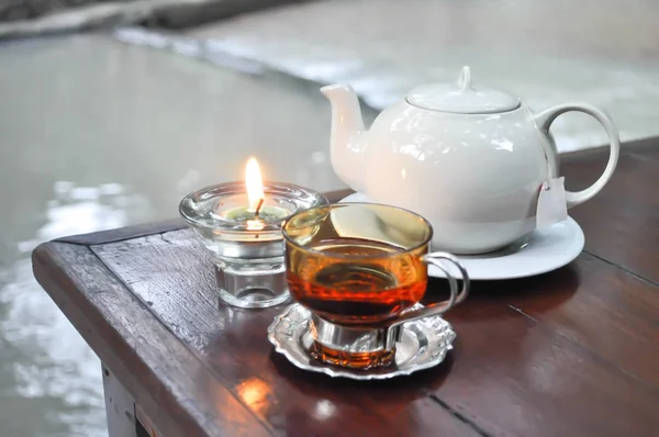Чайник и стакан чая — стоковое фото