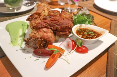 domuz eti veya daldırma soslu kızarmış domuz eti