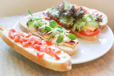 jambon ve peynirli kanepe ekmeği 