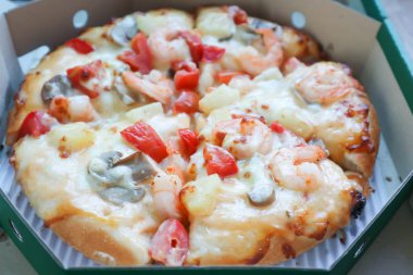 karides pizza kutusunda