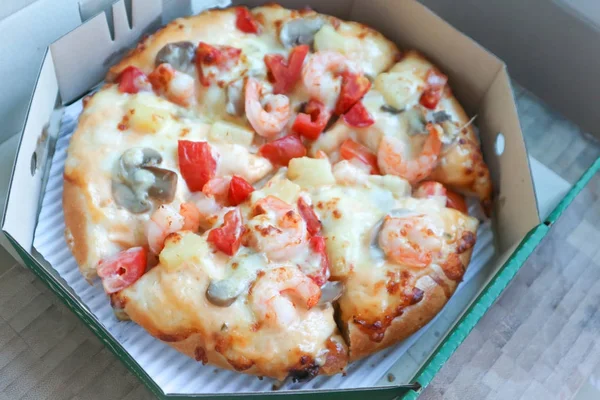 Пицца с креветками в коробке — стоковое фото