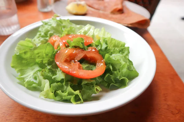 Ensalada de lechuga y tomate —  Fotos de Stock