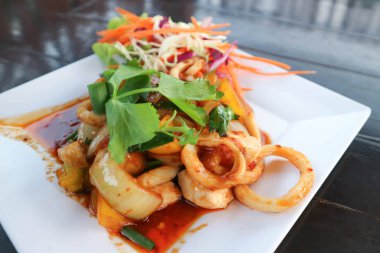 Kızarmış kalamar karıştırın ya da kızarmış baharatlı kalamar karıştırın