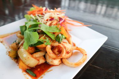 Kızarmış kalamar karıştırın ya da kızarmış baharatlı kalamar karıştırın