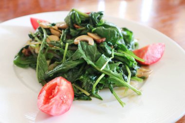 Ispanak ve domates salatası