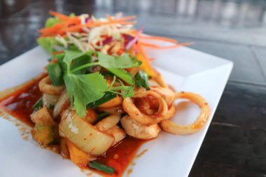 Kızarmış kalamar karıştırın ya da kızarmış baharatlı kalamar karıştırın