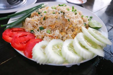 Kızarmış pirinç karıştırın