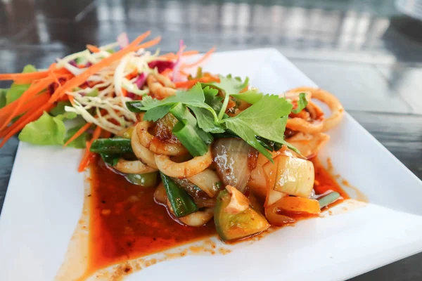 Kızarmış kalamar karıştırın ya da kızarmış baharatlı kalamar karıştırın