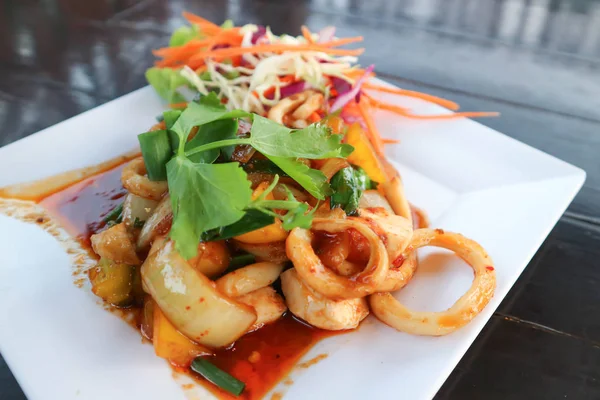 Kızarmış kalamar karıştırın ya da kızarmış baharatlı kalamar karıştırın