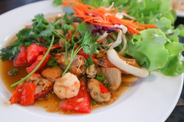 deniz ürünleri salatası veya Tay baharatlı salata