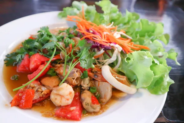 Ensalada de mariscos o ensalada picante tailandesa — Foto de Stock