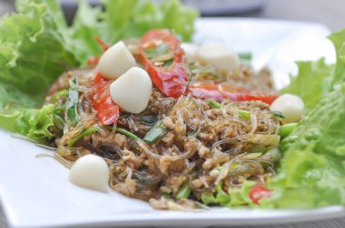 domuz eti ile kızarmış erişte ilave edin