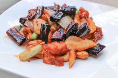 tavada kızartılmış tavuk ile kaşu somun