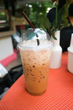 süt çay veya buzlu süt çay 