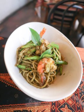 Acılı spagetti veya Tay spagetti