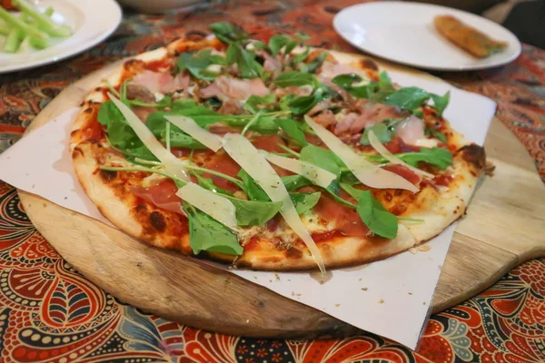 Pizza z szynką i pepperoni pizza — Zdjęcie stockowe