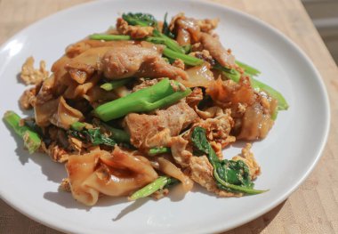 Kızarmış noodle domuz eti ve lahana ile karıştırın