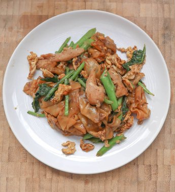 Kızarmış noodle domuz eti ve lahana ile karıştırın