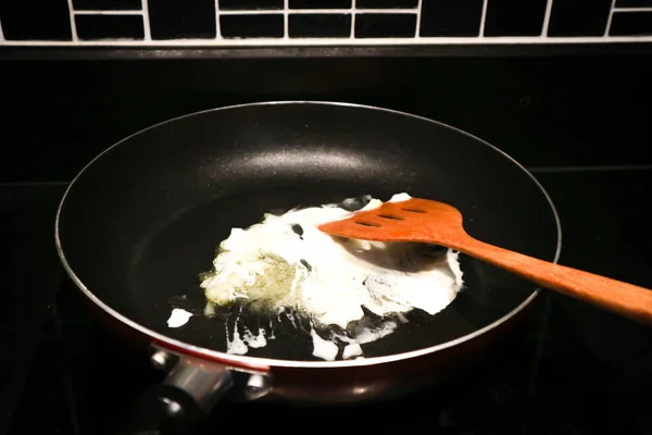 Het maken van witte roomsaus — Stockfoto