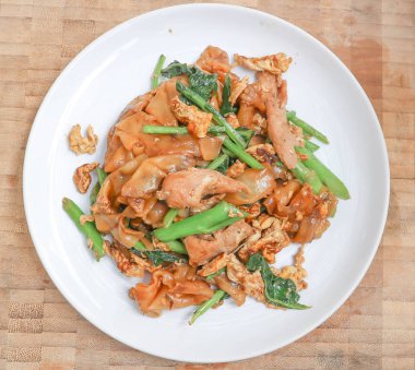 Kızarmış noodle domuz eti ve lahana ile karıştırın