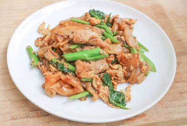 Kızarmış noodle domuz eti ve lahana ile karıştırın