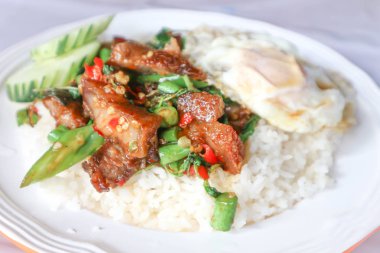 pirinç karıştırın kızarmış fesleğen ile tepesinde 