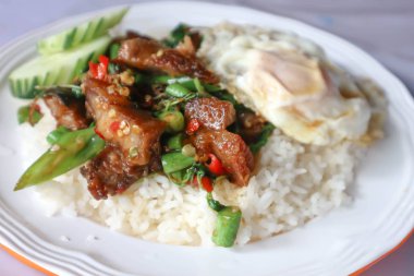 crisy domuz eti ile kızarmış fesleğen karıştırın 