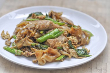 Kızarmış şehriye ilave edin 