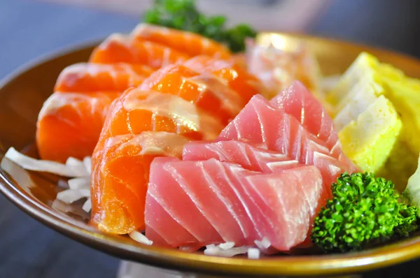 Rauwe makreel en rauwe zalm of sashimi — Stockfoto