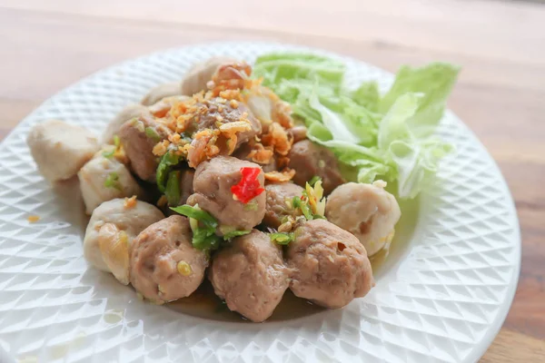 Bakso daging dan bola babi dengan saus pedas — Stok Foto