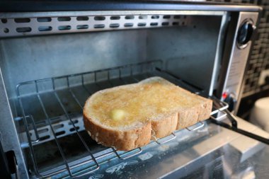 tost veya ekmek tereyağı tepesi ile