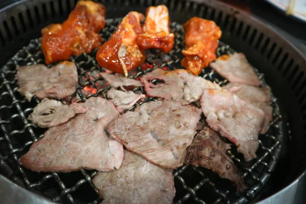 Мясо барбекю или жареная говядина — стоковое фото