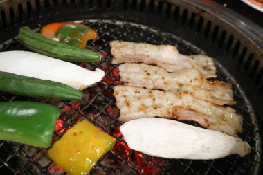 ızgara domuz eti veya ızgara domuz ve ızgara sebze 