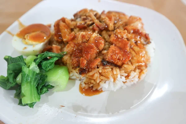 カリカリ豚ばら肉のご飯やカリカリ豚丼 — ストック写真