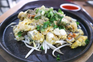 Omlet istiridye veya kızarmış istiridye yumurta ve beansprout ile karıştırın
