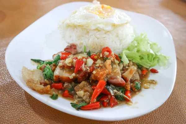 Aduk kemangi goreng dengan daging babi renyah dan nasi — Stok Foto