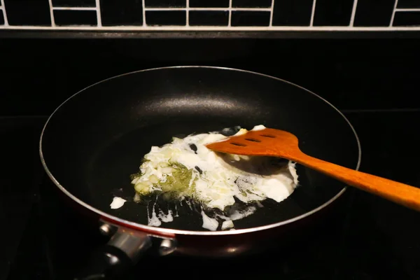 Gebratene Zwiebeln in der Pfanne verrühren — Stockfoto