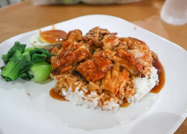 Carne di maiale croccante con riso o riso condito con carne di maiale croccante — Foto Stock