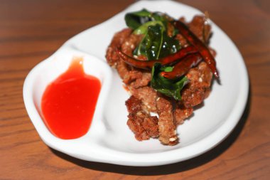 chili soslu kızarmış domuz eti