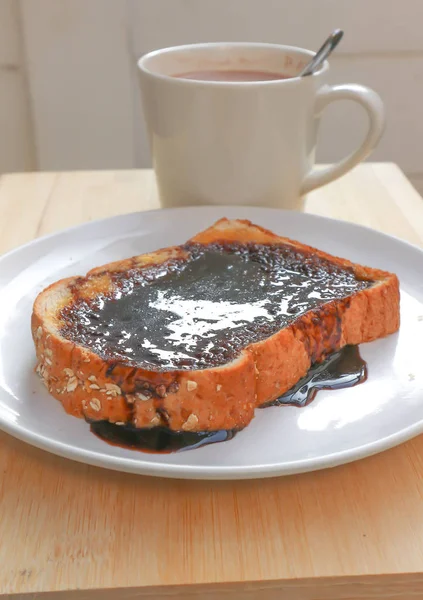 Pain grillé avec garniture au chocolat et chocolat chaud — Photo