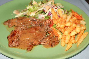 Biftek ve patates kızartması.