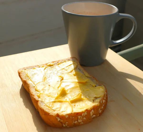 Brood met magarine topping en warme drank — Stockfoto