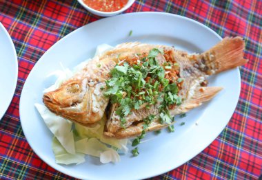 kızarmış balık veya derin kızarmış balık 