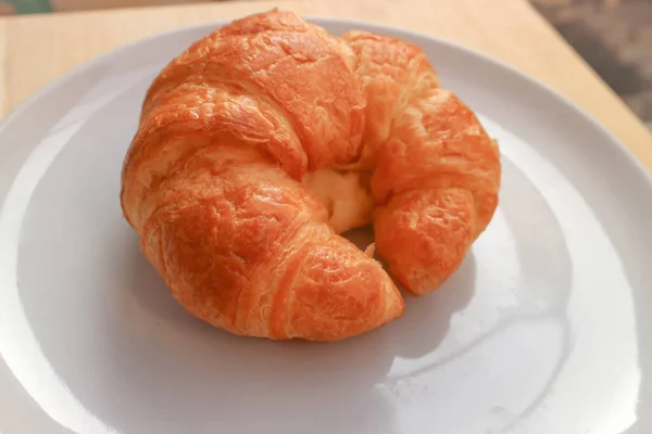 Croissant ou croissant français ou plat de pain — Photo