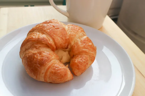 Rohlík nebo francouzský croissant — Stock fotografie