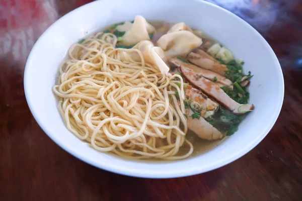 Fideos chinos con wonton y cerdo — Foto de Stock