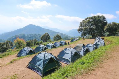 dağın yakınında çadır 