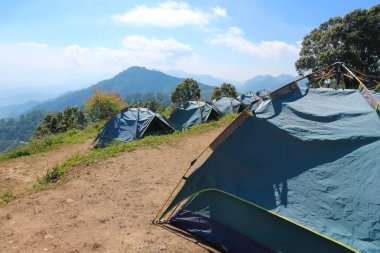 dağın yakınında çadır 